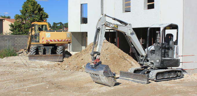 Terrassement en cours avec engin