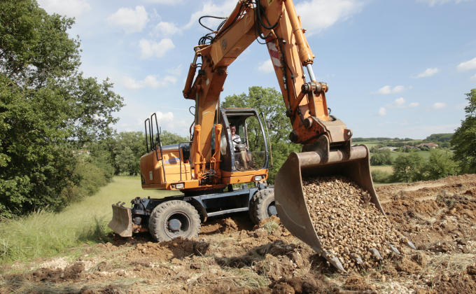 Entreprise d'installation/terrassement pour poste de relevage à Basly Terrassement en cours avec engin